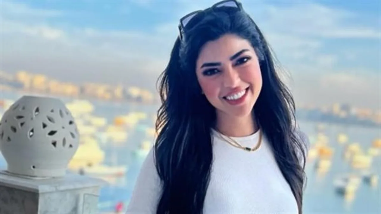 إكسسوارات ذهبية.. ميرنا جميل تبرز تفاصيل إطلالتها بالفستان البني في أحدث ظهور لها